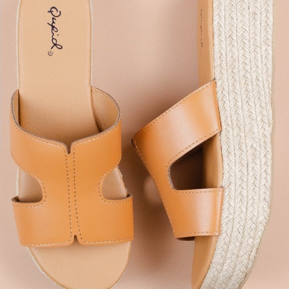 🚨ON SALE//The Trish// Camel cutout Sandal - Picture 5 of 5